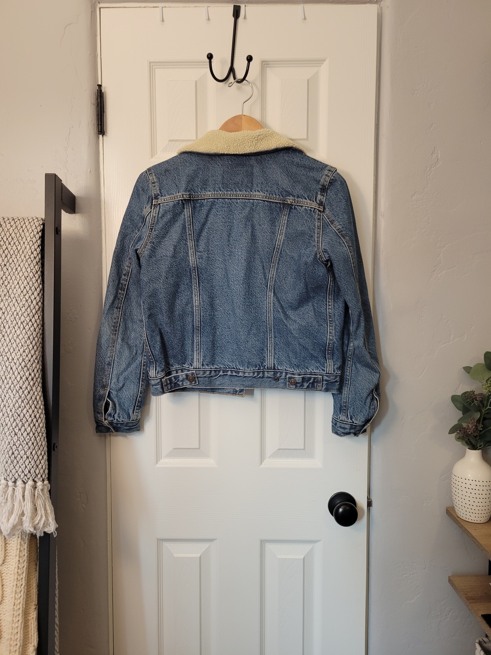 Levi's Light Blue Denim Jacket with Cream Sherpa Collar - Picture 2 of 4